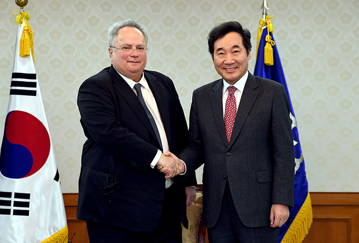 Greek Foreign Minister Nikos Kotzias (left) and Prime Minister Lee Nak-yon pose for a photo before their meeting at the Government Complex Seoul on Nov. 30. (Prime Minister’s Office)
